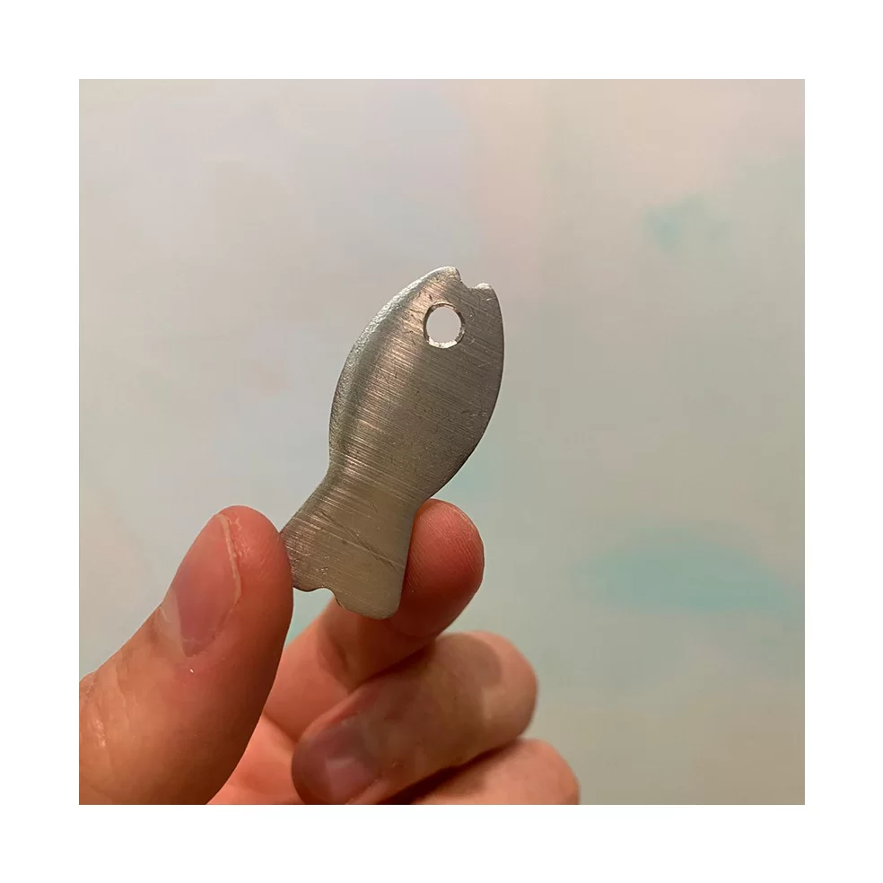CON GRABADO CHAPITAS CH. ALUMINIO PEZ 4X1.5CM 